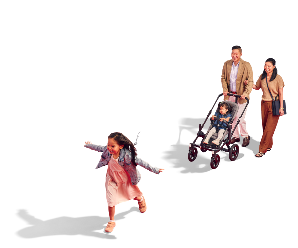 一个华人家庭推着一辆婴儿车，婴儿车里坐着一个孩子，而另一个大一点的孩子张开着双臂走在前面。